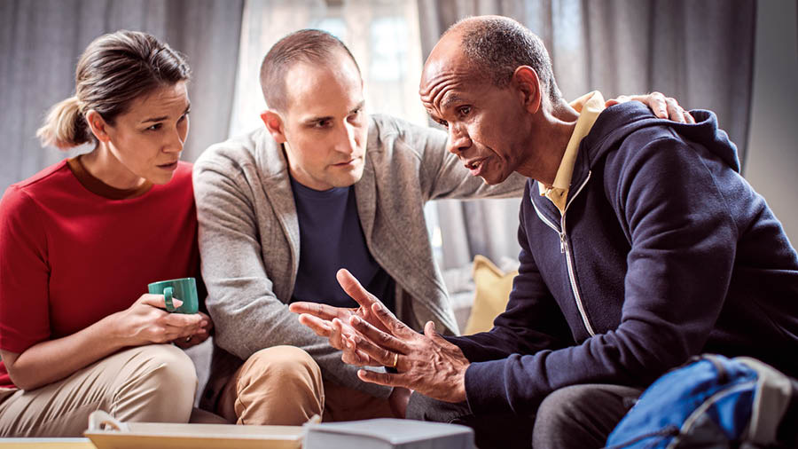 Подружня пара вислуховує брата у важкий для нього час.