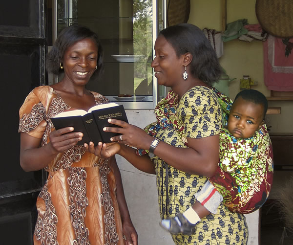 Жінка розмовляє з іншими про Біблію