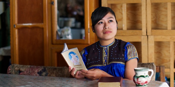 Жінка роздумує, як наблизитись до Єгови