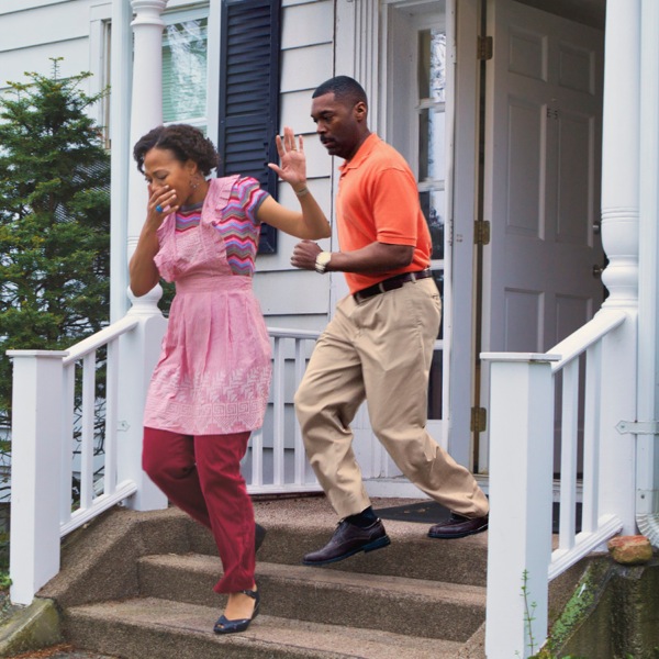 Чоловік з дружиною вибігають з будинку на свіже повітря, щоб не отруїтися чадним газом