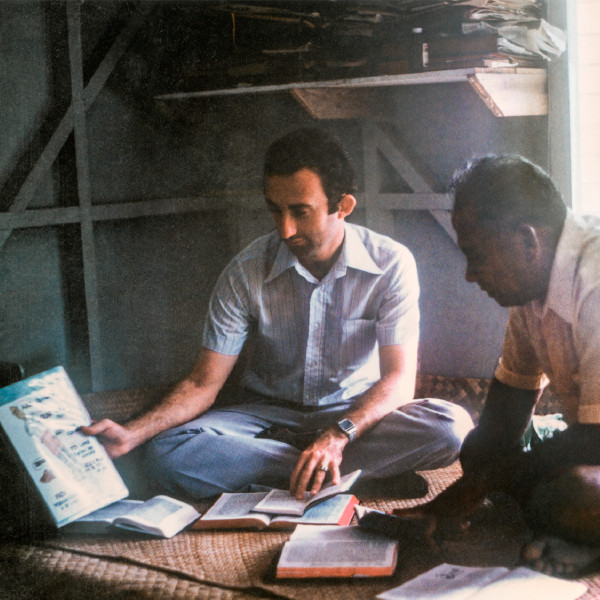 Джеффрі Джексон навчає людей за допомогою літератури мовою тувалу