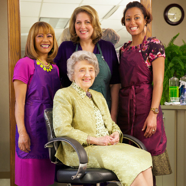 Меліта Ярач та інші перукарі в бетелівській перукарні