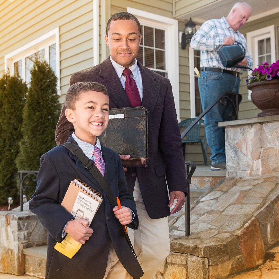 Батько з синочком у проповідницькому служінні