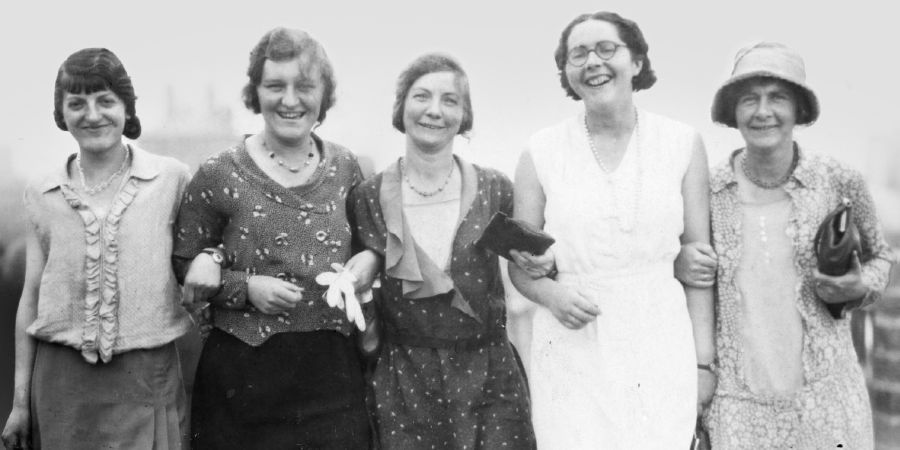 П’ять сестер-піонерок з Англії, котрі відвідали конгрес 1931 року в Парижі (Франція)
