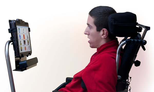 Хайро використовує комп’ютер, який керується очима