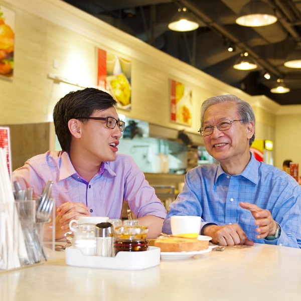 Старійшина і служитель збору ведуть дружню розмову