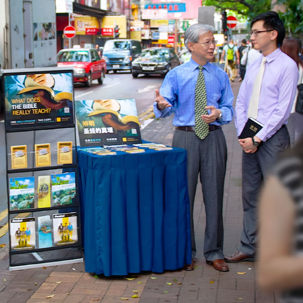 Старійшина навчає служителя збору виконувати служіння в громадських місцях великих міст