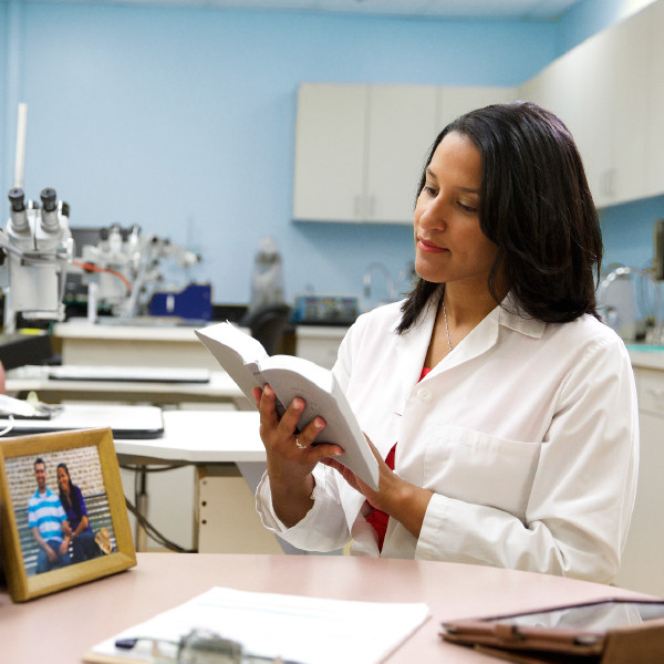 Жінка-науковець читає Біблію