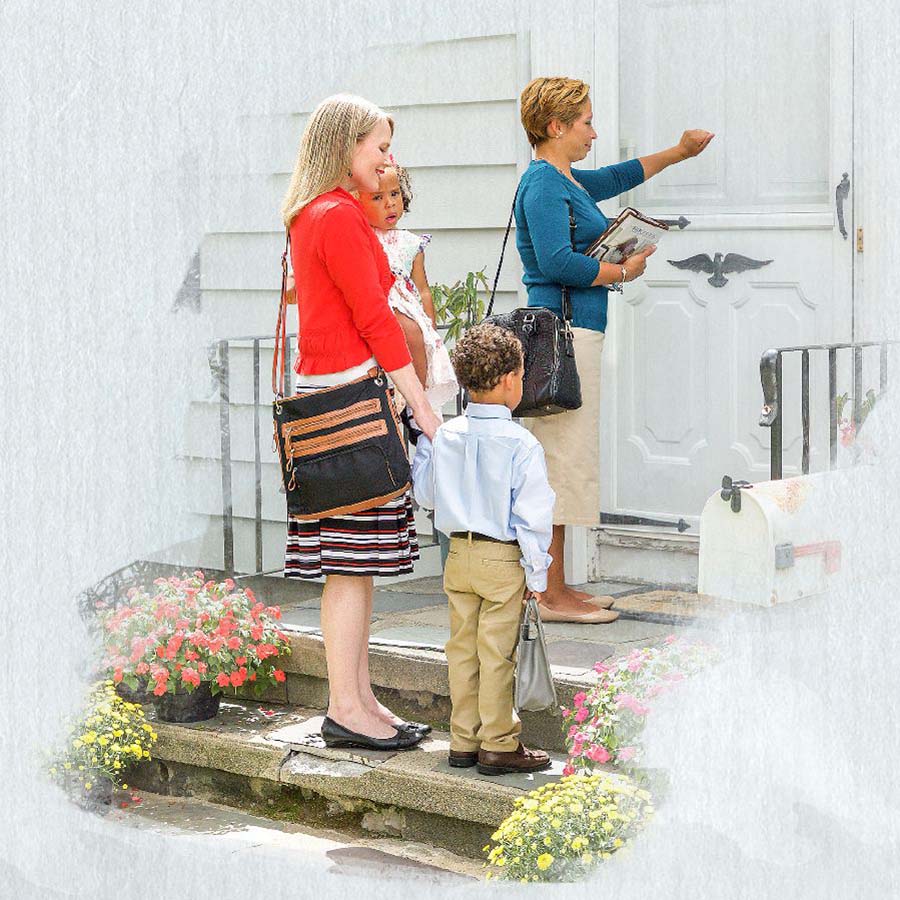 Сестра допомагає у проповідуванні іншій сестрі з двома малими дітьми