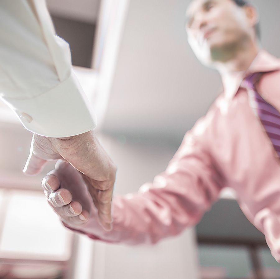 Двоє християн вітаються за руку