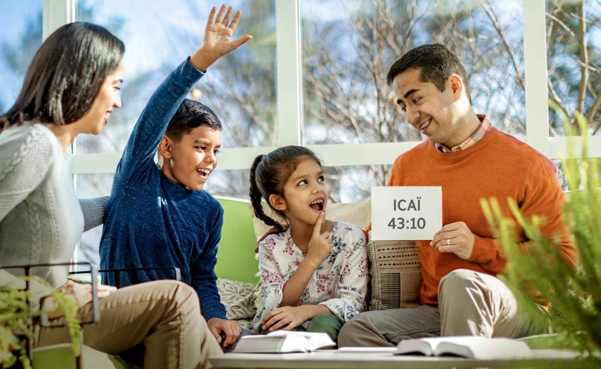 Під час сімейного поклоніння батьки використовують картки з біблійними віршами, щоб допомогти дітям запам’ятати їх