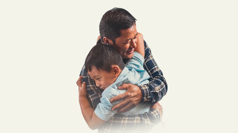 Батько обіймає маленького сина.