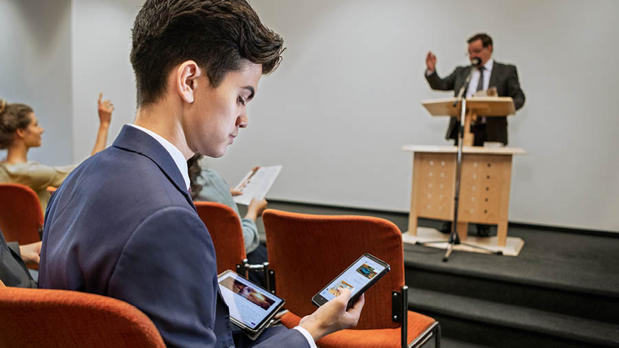 Під час зібрання брат відповідає на повідомлення.