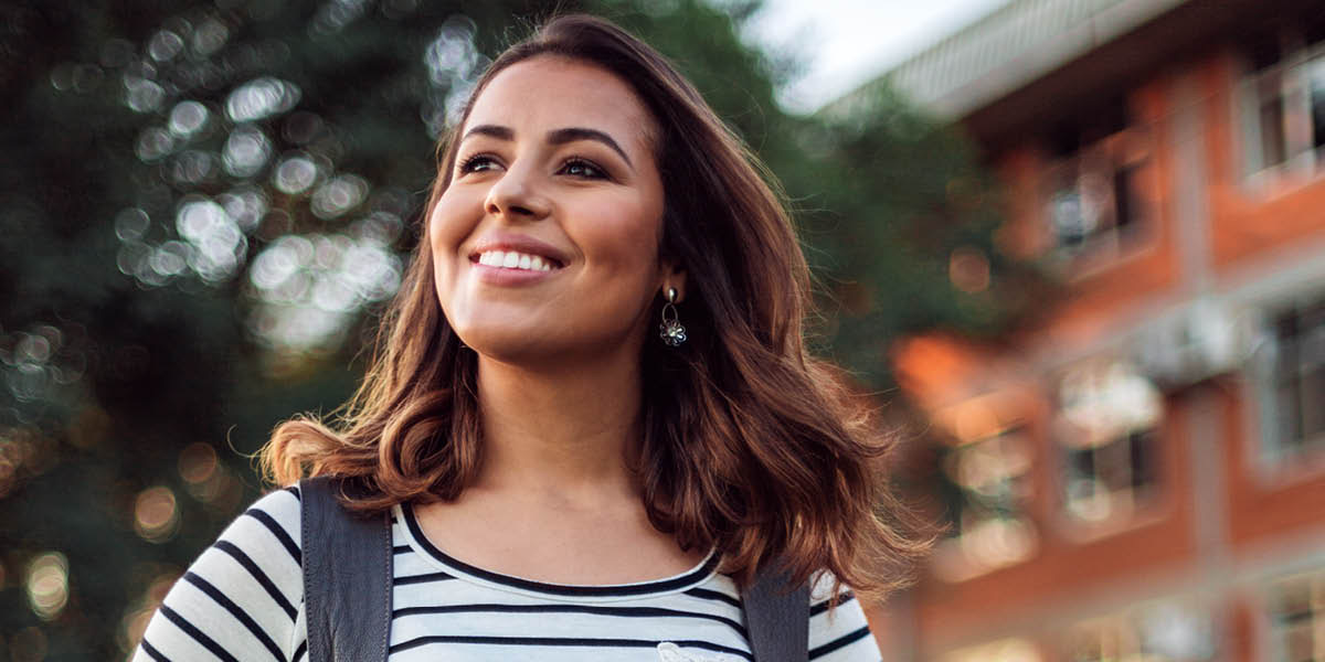 Усміхнена дівчина.