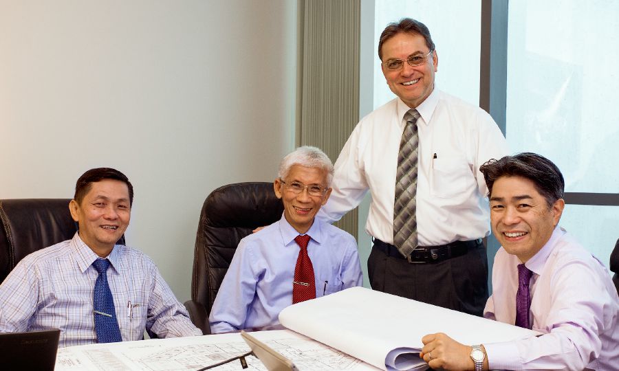 Чотири члени комітету філіалу