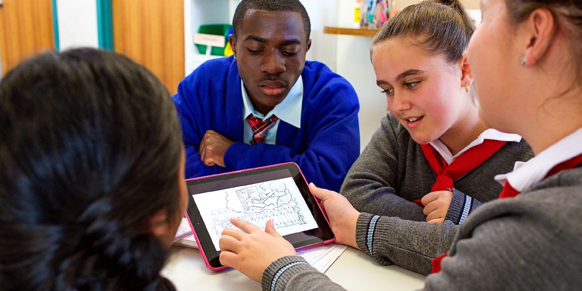 Учні з Австралії переглядають ролик «Яким є справжній друг?» з рубрики «Анімація на дошці»