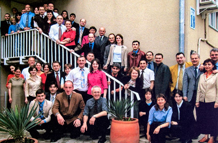 Місцеві брати і місіонери служать разом у грузинському філіалі