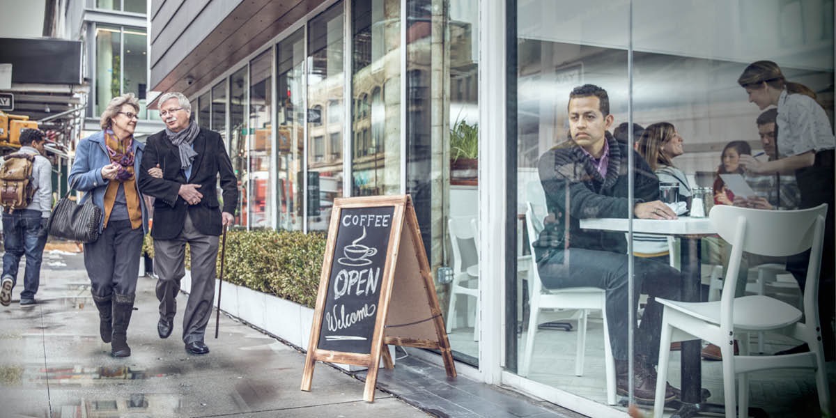 Un omo sentà nel restaurante. Lu l’è triste par causa dela morte de qualchedun.
