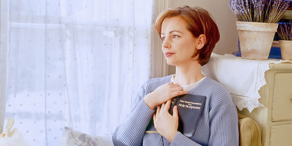 Một phụ nữ suy nghĩ về điều mình vừa đọc trong Kinh Thánh.