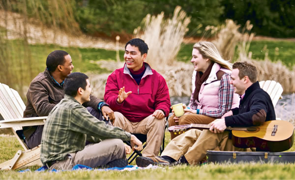 Bạn bè cười nói vui vẻ