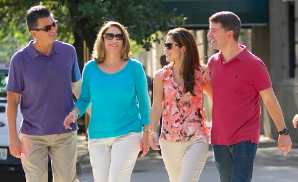 Người chồng ngồi không thoải mái giữa cha mẹ vợ, còn vợ thì để ý từ đằng sau