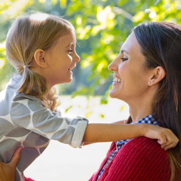 Hai mẹ con cười