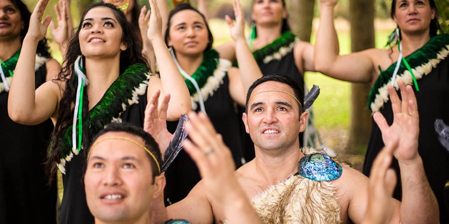 Người Maori đang biểu diễn một điệu nhảy