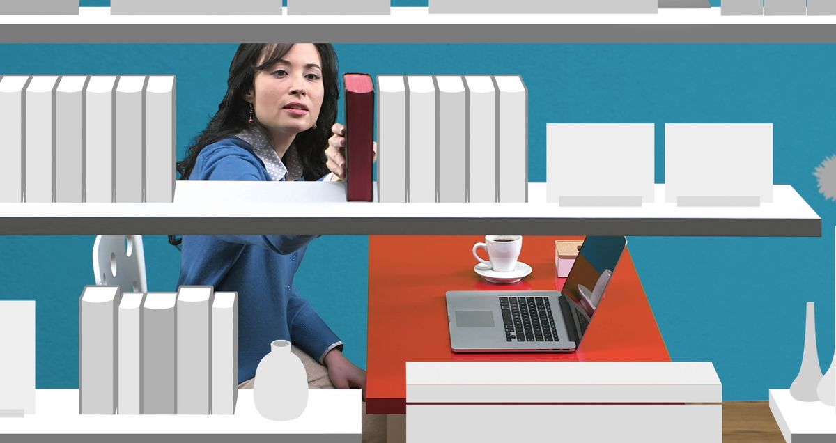 Một phụ nữ lấy một cuốn sách ra khỏi giá sách.