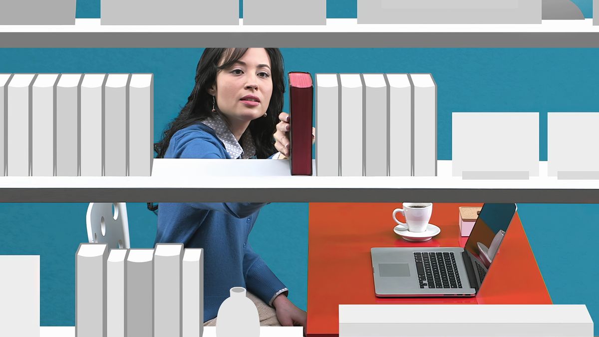 Một phụ nữ lấy cuốn Kinh Thánh từ trên kệ.