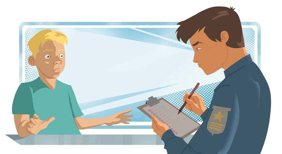 Một bạn nam mặc đồng phục cảnh sát, la ó và ghi chú gì đó. Bạn nam ở đối diện có vẻ sợ hãi và sững sờ trước ánh đèn chiếu thẳng vào mặt.