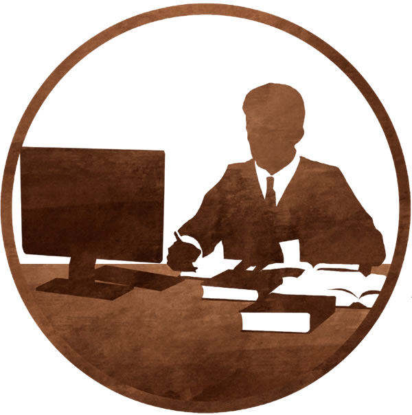 Một anh đang chuẩn bị và nghiên cứu tài liệu tại bàn làm việc