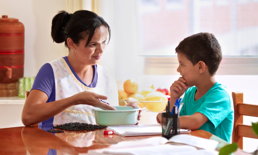 Một chị đang dạy dỗ con trai nhỏ của mình tại nhà