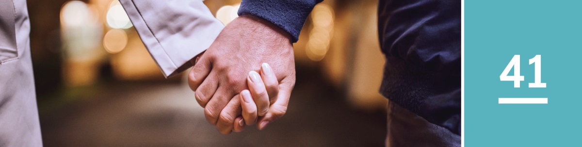 Bài 41. Một người nam và một người nữ nắm tay nhau.