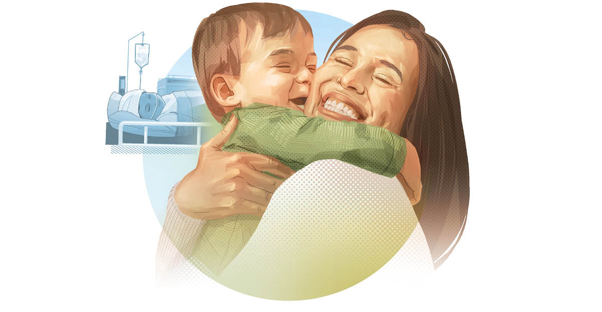 Một bé trai bị bệnh nay khỏe mạnh và ôm chầm lấy mẹ.