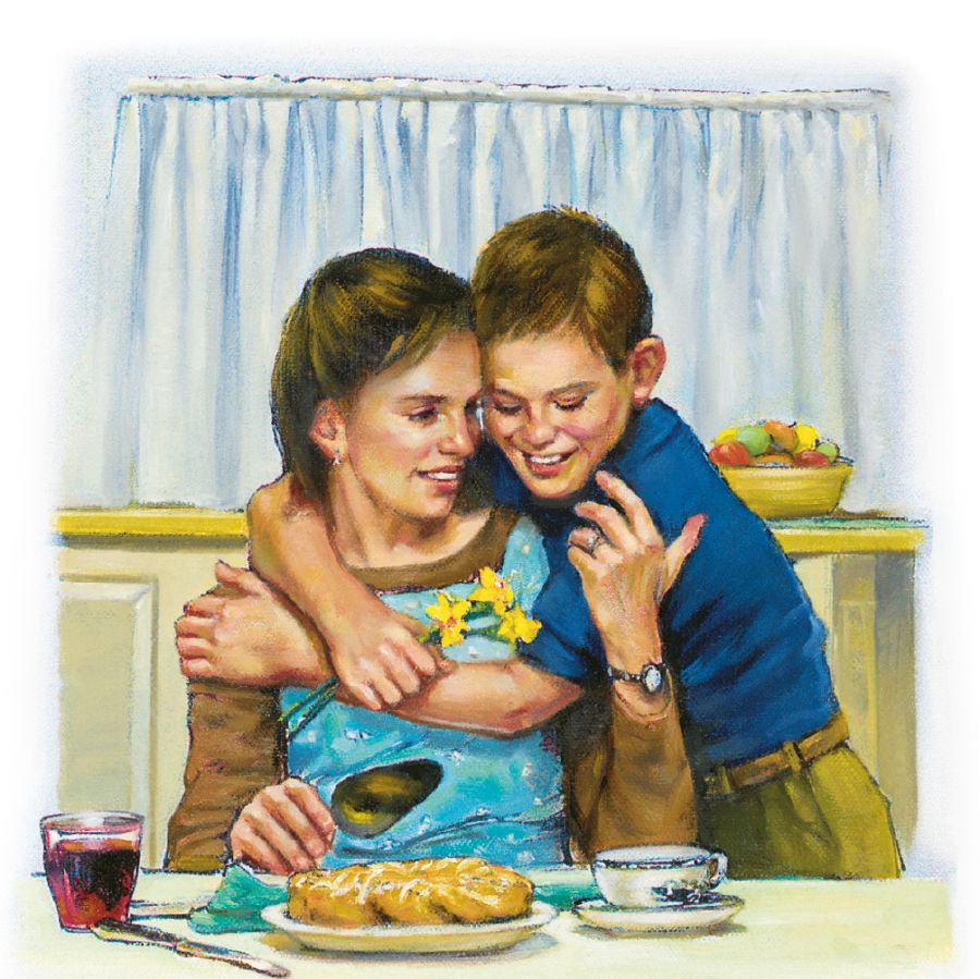 Một cậu bé ôm mẹ và tặng mẹ hoa