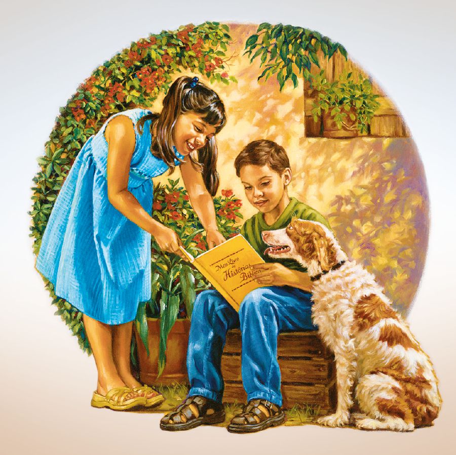 Một bé gái cho một bé trai xem sách Kể chuyện Kinh Thánh