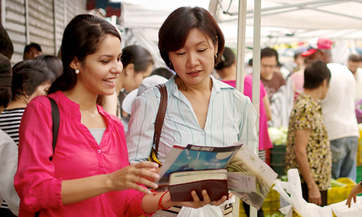 Một chị trẻ rao giảng trong tiếng nước ngoài