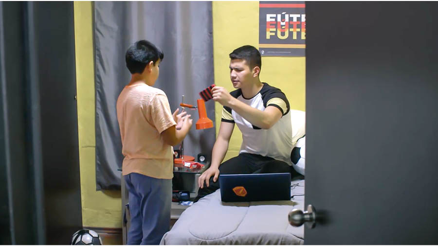 Một cảnh trong video “Học từ gương của họ—Sa-mu-ên”. Em Danny đến nói chuyện với anh trai về việc anh ấy sống hai mặt.