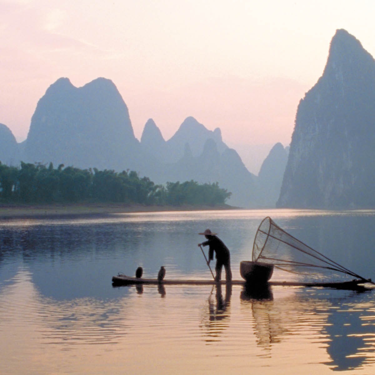 Một người đàn ông băng qua sông bằng một cái bè