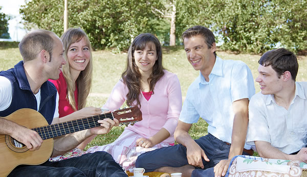 Anh Roman Irnesberger đang thưởng thức nhạc ghi-ta và kết hợp với bạn của mình.