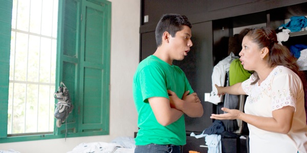 Hai mẹ con đang cãi vã