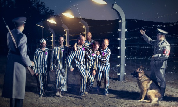 Anh em tín đồ đạo Đấng Ki-tô đang giúp đỡ nhau trong một trại tập trung