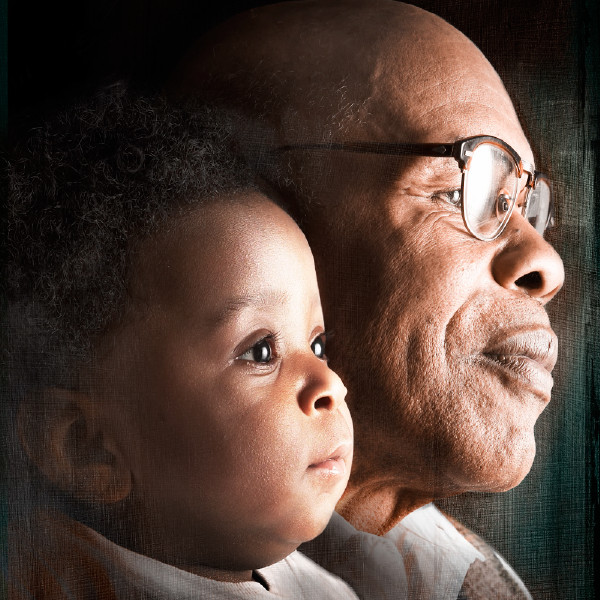 Người đàn ông và em bé nhìn ra xa