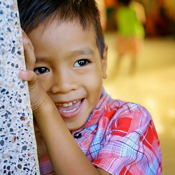 Một cậu bé đang cười