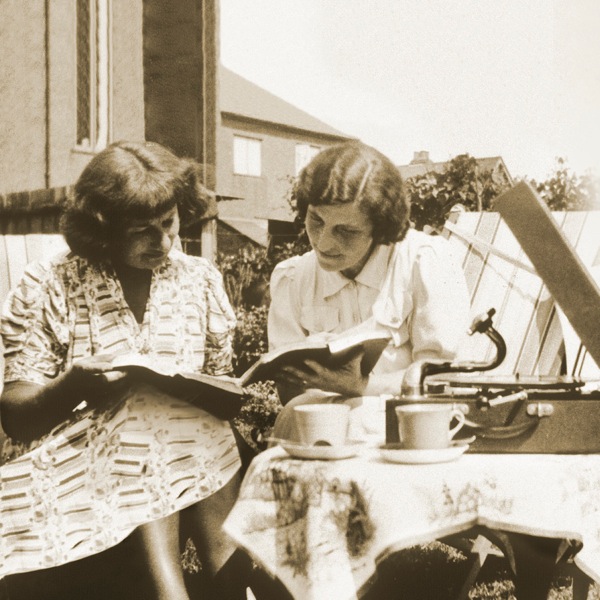 Một công bố Nước Trời dùng máy hát đĩa để rao giảng