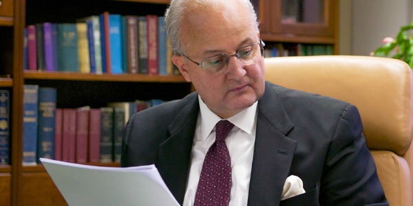 Anh Anthony Morris làm việc tại văn phòng