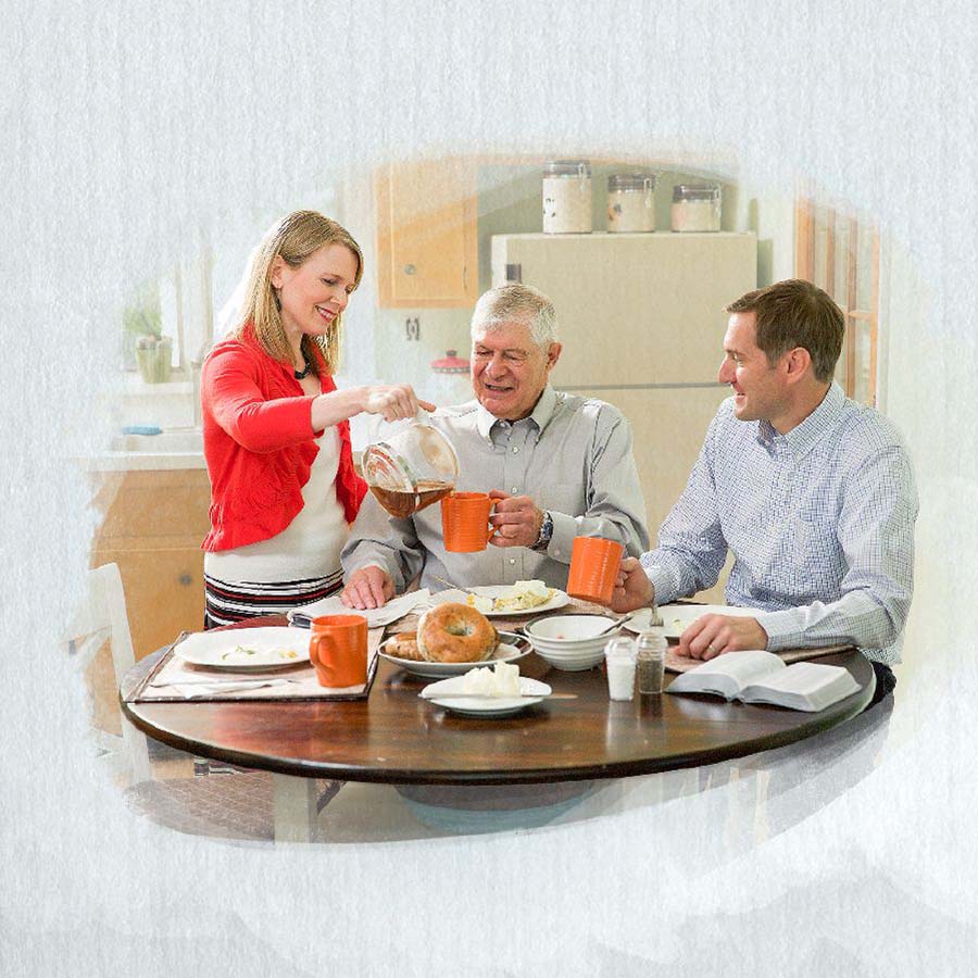 Một cặp vợ chồng trẻ đã mời một anh lớn tuổi dùng bữa chung với họ