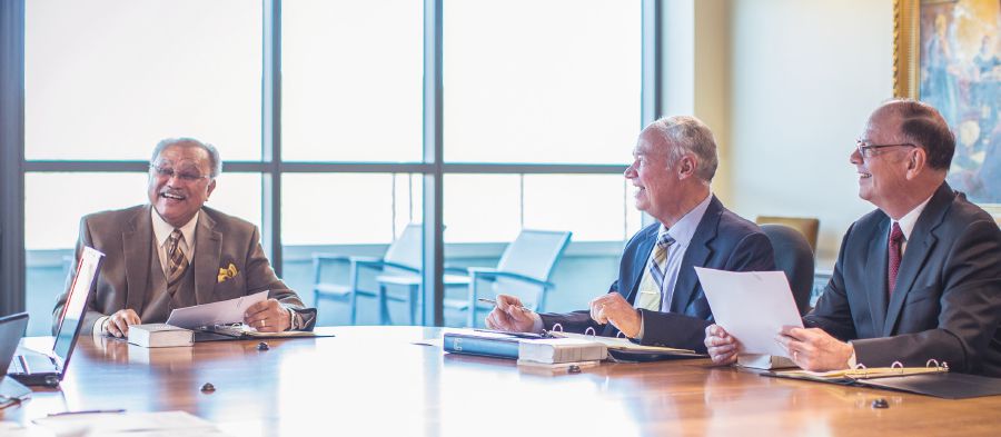 Anh Samuel Herd cùng các thành viên Hội đồng Lãnh đạo là anh Stephen Lett và anh David Splane