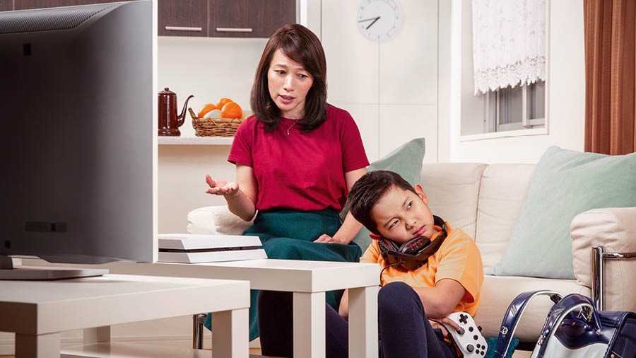 Một người mẹ bình tĩnh lý luận với con vì con chơi điện tử mà không làm bài tập và việc nhà