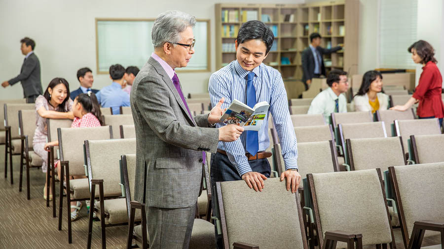 Anh trẻ ấy vui mừng nhận lời khuyên đến từ một trưởng lão.